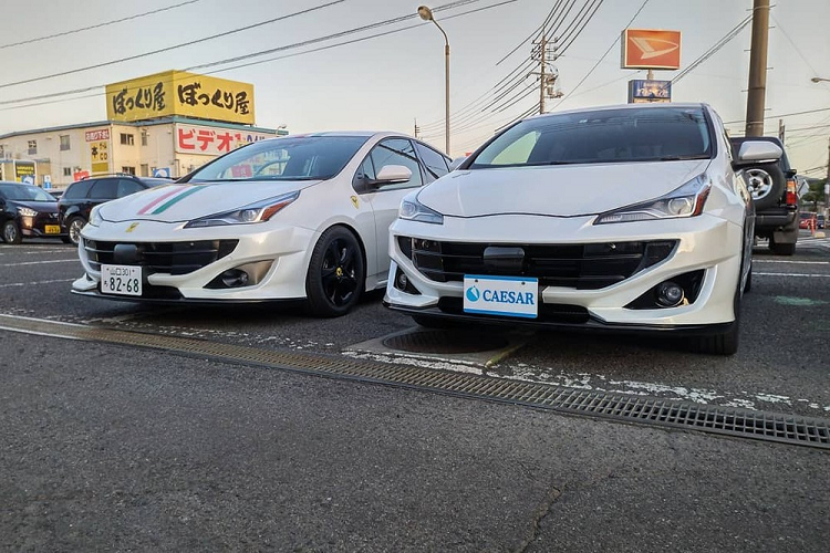 Gói độ Albermo SP42 bao gồm cản trước, cánh gió nhỏ ở phía sau và đèn phản quang mới. Trên cản trước của xe, cảm biến của hệ thống an toàn Toyota Sense vẫn được giữ lại.