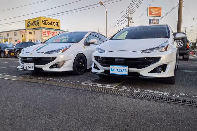 Gói độ Albermo SP42 bao gồm cản trước, cánh gió nhỏ ở phía sau và đèn phản quang mới. Trên cản trước của xe, cảm biến của hệ thống an toàn Toyota Sense vẫn được giữ lại.