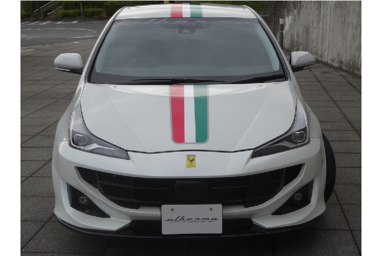 Khi nhìn đối diện, chiếc Toyota Prius trông khá giống với Ferrari FF "hàng xịn" nhờ cản trước mới. Ngoài ra, xe còn đi kèm lưới tản nhiệt và viền đèn sương mù sắc sảo được sơn màu đen cũng như cánh gió trước. Đằng sau xe có thêm bộ khuếch tán gió khiến chiếc Toyota Prius trông hầm hố hơn.