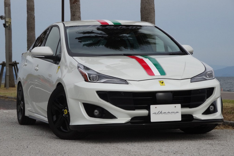 Cách đây vài ngày, những hình ảnh của chiếc siêu xe Lamborghini hàng nhái mang tên Urus được ra đời từ mẫu SUV cỡ C Toyota RAV4 đã gây xôn xao khi xuất hiện trên mạng xã hội. Đây là sản phẩm của một công ty độ xe có tên Albermo đến từ thị trấn Kiyose, thành phố Kudamatsu, tỉnh Yamaguchi của Nhật Bản.