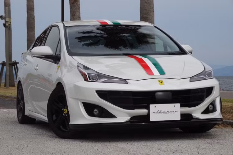 Cách đây vài ngày, những hình ảnh của chiếc siêu xe Lamborghini hàng nhái mang tên Urus được ra đời từ mẫu SUV cỡ C Toyota RAV4 đã gây xôn xao khi xuất hiện trên mạng xã hội. Đây là sản phẩm của một công ty độ xe có tên Albermo đến từ thị trấn Kiyose, thành phố Kudamatsu, tỉnh Yamaguchi của Nhật Bản.