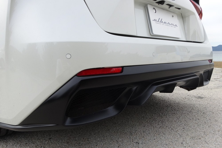 Gói độ của Albermo để biến Toyota Prius thành siêu xe Ferrari FF có tên là SP42. Trái ngược với trường hợp của Lamborghini Urus "giả cầy", gói độ SP42 này rõ ràng khiến Toyota Prius đẹp mã hơn nhiều.