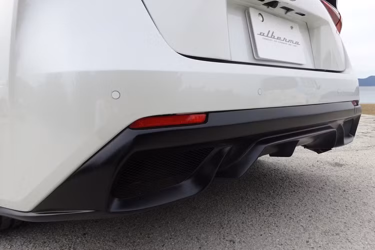 Gói độ của Albermo để biến Toyota Prius thành siêu xe Ferrari FF có tên là SP42. Trái ngược với trường hợp của Lamborghini Urus "giả cầy", gói độ SP42 này rõ ràng khiến Toyota Prius đẹp mã hơn nhiều.