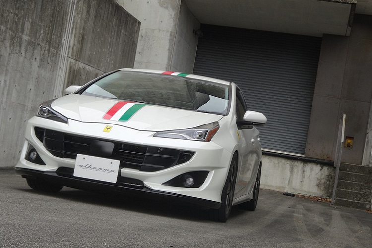 Hiện gói độ Albermo SP24 được báo giá 186.000 Yên (khoảng 41 triệu đồng), không bao gồm sơn ngoại thất. Con số này đương nhiên thấp hơn nhiều so với việc mua siêu xe Ferrari FF. Đó là chưa kể đến việc Toyota Prius được trang bị hệ dẫn động hybrid rất tiết kiệm nhiên liệu, từ đó giảm đáng kể chi phí vận hành.