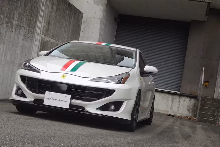 Hiện gói độ Albermo SP24 được báo giá 186.000 Yên (khoảng 41 triệu đồng), không bao gồm sơn ngoại thất. Con số này đương nhiên thấp hơn nhiều so với việc mua siêu xe Ferrari FF. Đó là chưa kể đến việc Toyota Prius được trang bị hệ dẫn động hybrid rất tiết kiệm nhiên liệu, từ đó giảm đáng kể chi phí vận hành.