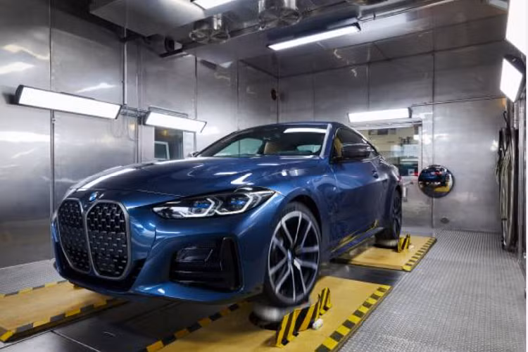 Gói M Sport cũng bao gồm hệ thống treo và phanh M Sport, bộ vành M hợp kim 5 chấu kép 19 inch hai tông màu độc đáo, đèn pha LED thích ứng, cửa sổ trời, gói tùy chọn ngoại thất cao cấp Shadow Line từ BMW Individual và đèn sương mù dạng LED