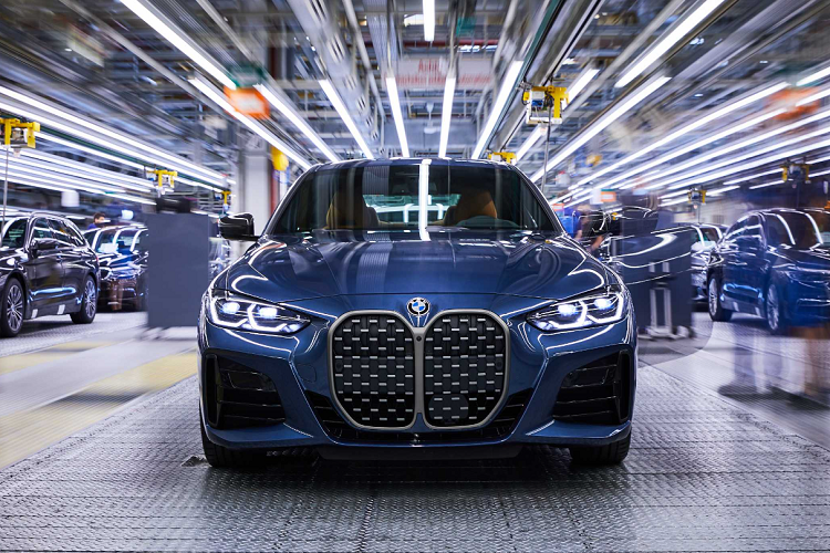 Đối với nội thất, chiếc coupe thể thao được trang bị vô lăng bọc da M Sport, bảng điều khiển bọc da Sensatec, các chi tiết ốp trang trí bằng nhôm Tetragon và ghế bọc da Vernesca.