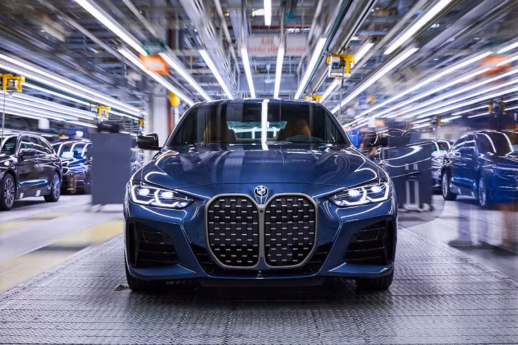 Đối với nội thất, chiếc coupe thể thao được trang bị vô lăng bọc da M Sport, bảng điều khiển bọc da Sensatec, các chi tiết ốp trang trí bằng nhôm Tetragon và ghế bọc da Vernesca.