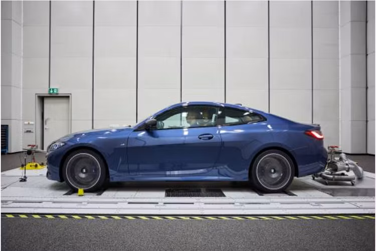 Vì có gói M Sport theo tiêu chuẩn nên BMW 4-Series Coupe G22 tại Thái Lan trông rất thể thao. Bộ trang bị này bao gồm cản trước mạnh mẽ, khí động học, khe gió giả cỡ lớn hai bên cản trước để tăng tính thẩm mỹ và khe gió trung tâm hình chữ V thể thao.