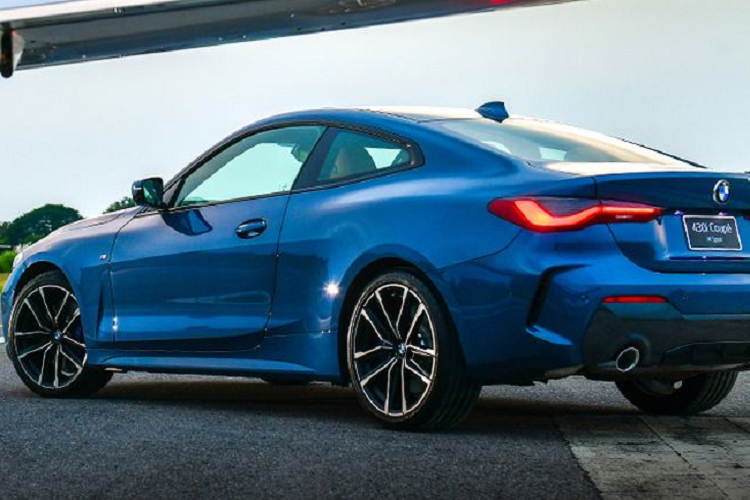 Các tính năng nổi bật khác của 4-Series Coupe mới là hệ thống thông tin giải trí iDrive 7.0 thừa hưởng từ 3 Series, bao gồm màn hình trung tâm 8.8 inch và màn hình 5.1 inch ở cụm đồng hồ kỹ thuật số. Ngoài ra, 4 Series thế hệ mới còn được trang bị thêm hệ thống định vị dữ liệu đám mây, màn hình hiển thị trên kính lái HUD,BMW ConnectedDrive, bộ sạc điện thoại không dây và hệ thống trợ lý ảo buồng lái BMW Live Cockpit.