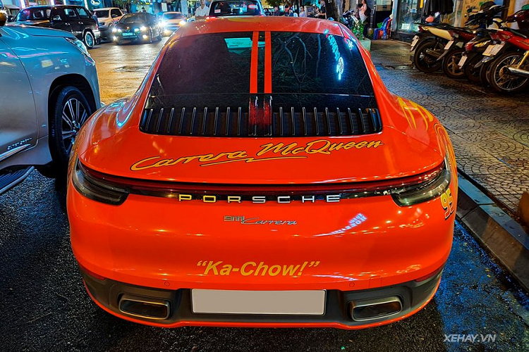 Chiếc Porsche 911 Carrera S này sử dụng bộ mâm sơn màu tối với kích thước mâm trước là 20 inch và mâm sau là 21 inch.