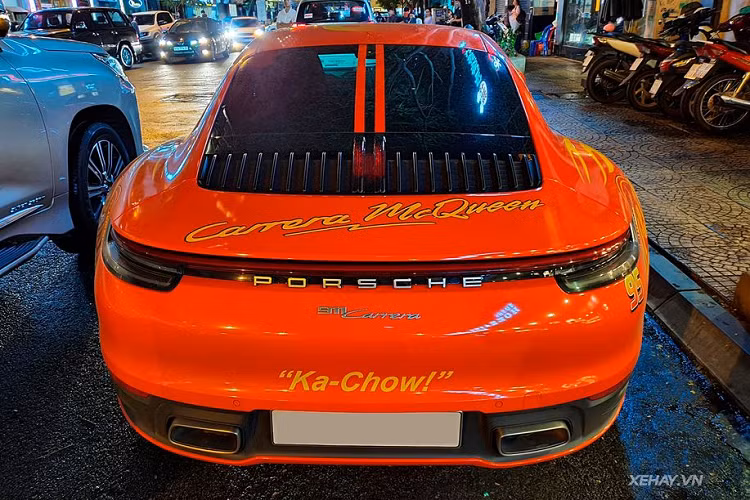 Chiếc Porsche 911 Carrera S này sử dụng bộ mâm sơn màu tối với kích thước mâm trước là 20 inch và mâm sau là 21 inch.