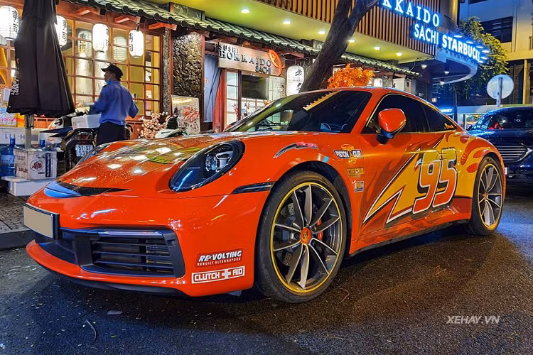 Cụ thể, để thực hiện thành công quá trình "thay áo" cho siêu phẩm Porsche 911 Carrera S bản độ này, chủ nhân của chiếc xe đã sử dụng phương pháp dán đề-can truyền thống. Trong bộ phim Cars, những chiếc xe trong phim đều được mô phỏng dựa trên các mẫu xe ngoài đời và trong đó hình bóng của chiếc 911 đã trở nên quá đỗi huyền thoại. Chính vì vậy, việc đổi "bộ cánh" của chiếc Porsche 911 Carrera S mang phong cách McQueen từ bộ phim này được xem là một lựa chọn rất hợp lý về thẩm mỹ.