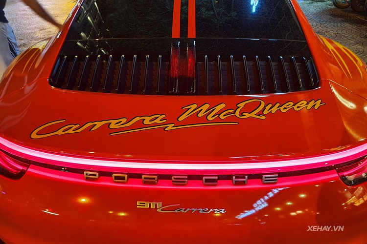 Về truyền động, Porsche 911 Carrera S được trang bị khối động cơ 6 xy-lanh 3.0L với 2 bộ tăng áp để cho ra công suất tối đa tới 450 mã lực, từ đó siêu phẩm này có thể tăng tốc 0-100 km/h trong vòng 3,7 giây, nhanh hơn 0,4 giây so với thế hệ trước.. Trang bị về hộp số trên 911 2019 là hộp số ly hợp kép 8 cấp đời mới của Porsche.