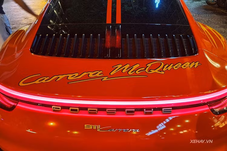 Về truyền động, Porsche 911 Carrera S được trang bị khối động cơ 6 xy-lanh 3.0L với 2 bộ tăng áp để cho ra công suất tối đa tới 450 mã lực, từ đó siêu phẩm này có thể tăng tốc 0-100 km/h trong vòng 3,7 giây, nhanh hơn 0,4 giây so với thế hệ trước.. Trang bị về hộp số trên 911 2019 là hộp số ly hợp kép 8 cấp đời mới của Porsche.