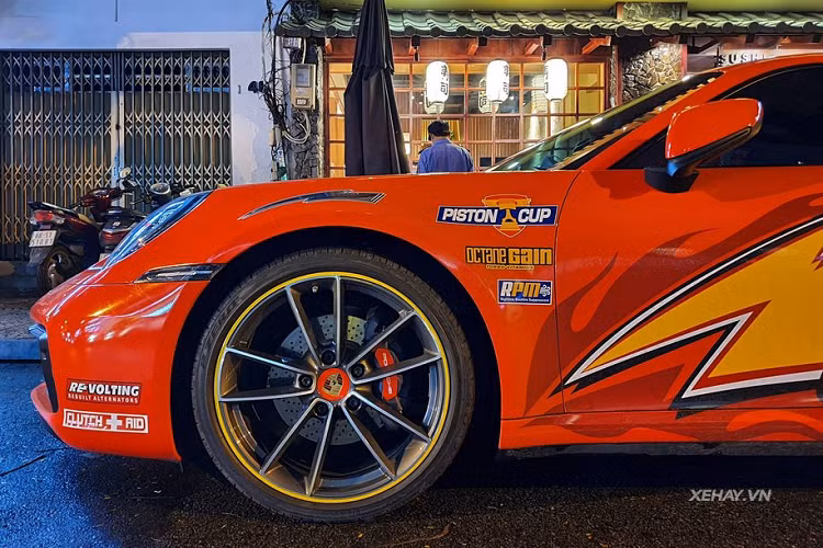 Thêm vào đó, chiều dài cơ sở của xe cũng được điều chỉnh lớn hơn thế hệ trước 45 mm đồng nghĩa với việc không gian ngồi trong xe sẽ rộng rãi và thoải mái hơn. Ở phía đuôi xe, cụm đèn hậu được nối với nhau bằng một dải LED sắc bén giống với mẫu Porsche Mission E được ra mắt cách đây không lâu. Cặp ống xả hình tròn đặt gọn gàng ở đuôi xe tạo cảm giác ''nuột nà'' hơn. Nắp động cơ phía sau cũng được tinh chỉnh lại.