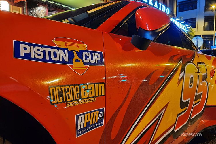 Nhìn từ phía trước, có thể thấy ngay cụm đèn pha đã được trau chuốt lại sắc nét hơn rất nhiều. Mui xe được định hình lại với đường gân dập nổi, vòm bánh xe cũng được mở rộng trên mọi phiên bản. Các cửa hút khí được sửa đổi và dải đèn LED chạy ban ngày nằm ngang cho cái nhìn hiện đại và tương lai hơn.