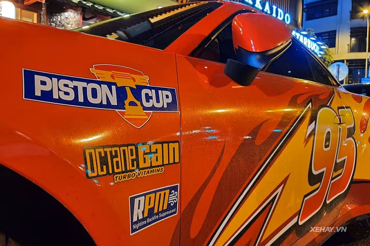 Nhìn từ phía trước, có thể thấy ngay cụm đèn pha đã được trau chuốt lại sắc nét hơn rất nhiều. Mui xe được định hình lại với đường gân dập nổi, vòm bánh xe cũng được mở rộng trên mọi phiên bản. Các cửa hút khí được sửa đổi và dải đèn LED chạy ban ngày nằm ngang cho cái nhìn hiện đại và tương lai hơn.