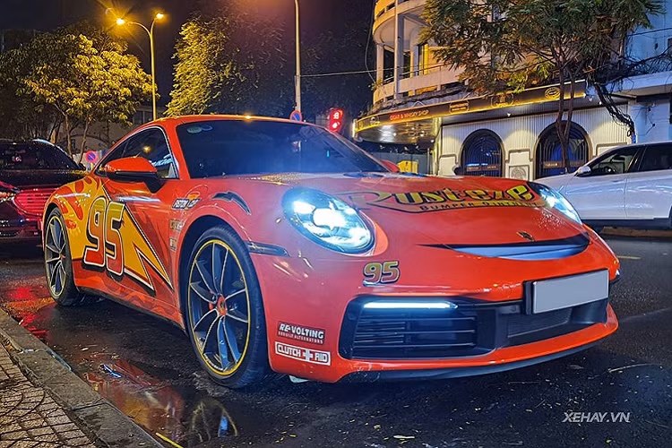 Cánh săn xe tại TP HCM mới đây đã được một phen bất ngờ khi chạm mặt siêu phẩm Porsche 911 Carrera S nhưng trong một diện mạo hoàn toàn mới với "bộ cánh" mang phong cách của nhân vật McQueen trong bộ phim Hollywood đình đám Cars.