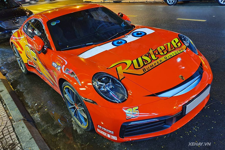 Porsche 911 2019 có mã hiệu 992 và sở hữu kiểu dáng không có quá nhiều thay đổi so với thế hệ cũ. Porsche vẫn giữ lại phong cách truyền thống vốn có của dòng 911 huyền thoại sau nhiều năm nhưng các chi tiết thiết kế đã được làm mới hoàn toàn.