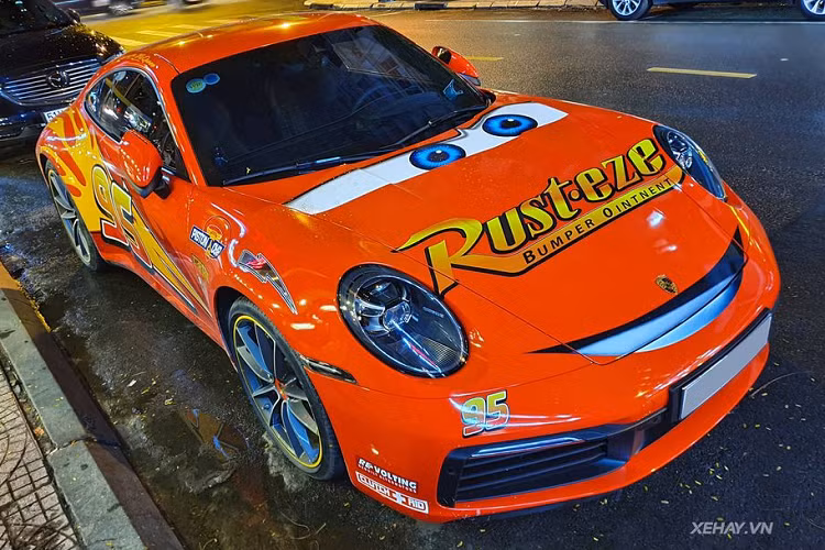 Porsche 911 2019 có mã hiệu 992 và sở hữu kiểu dáng không có quá nhiều thay đổi so với thế hệ cũ. Porsche vẫn giữ lại phong cách truyền thống vốn có của dòng 911 huyền thoại sau nhiều năm nhưng các chi tiết thiết kế đã được làm mới hoàn toàn.