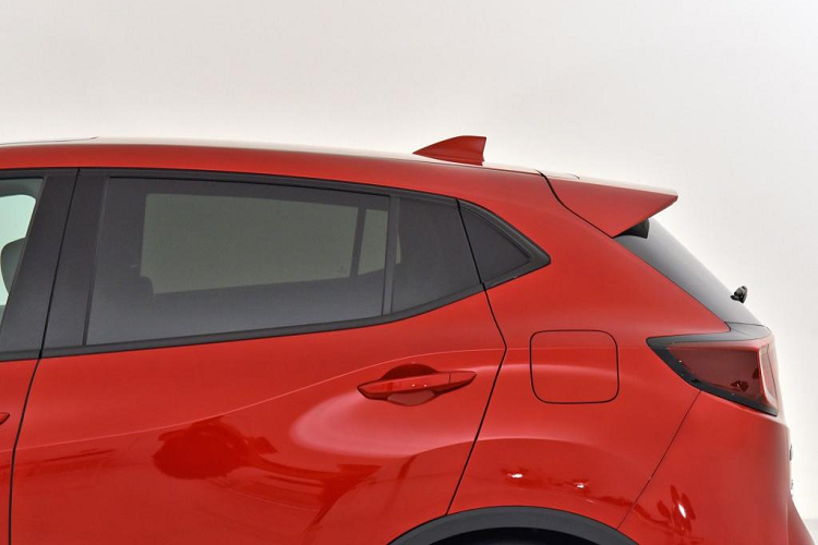 Phần đuôi xe thay đổi rõ rệt với cánh gió kéo dài từ phần mui, ống xả kép hình tròn, khuếch tán sau hầm hố và cản sau khác biệt.