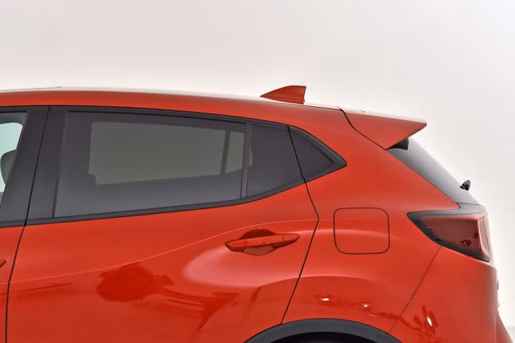 Phần đuôi xe thay đổi rõ rệt với cánh gió kéo dài từ phần mui, ống xả kép hình tròn, khuếch tán sau hầm hố và cản sau khác biệt.