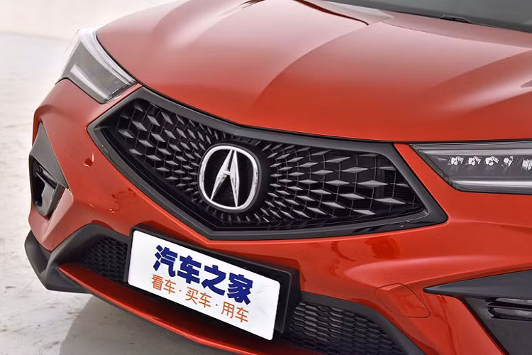 Nâng cấp đáng kể nhất là việc bổ sung phiên bản Acura CDX A-Spec thể thao và ngầu hơn với lưới tản nhiệt và phần viền sơn đen, hốc gió đặt thấp hơn, thêm chi tiết trang trí bằng nhựa.