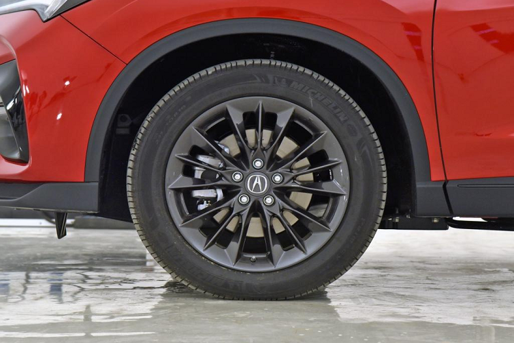 Bản Acura CDX A-Spec khác biệt với cụm gương 2 tông màu, la-zăng 18 inch, lốp Michelin Primacy 3ST và nhãn hiệu riêng.