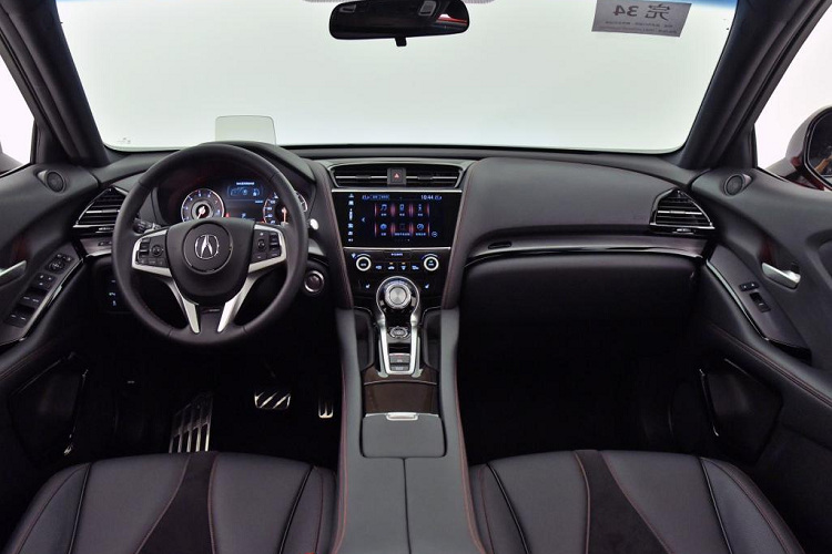 Khoang lái được nâng cấp đáng kể so với bản hiện tại, tập trung cho phần trung tâm và dãy nút sang số. Tính năng đáng chú ý là màn hình trên kính lái, lẫy chuyển số, và hệ thống màn hình cảm ứng trung tâm 8 inch.