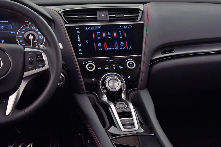 Trang bị an toàn tiêu chuẩn gồm cảnh báo va chạm trước, phanh chống va chạm, cảnh báo chệch làn, trợ giúp giữ làn, kiểm soát hành trình thích ứng, và nhận diện biển báo giao thông thông minh.