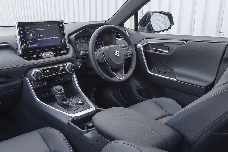 Nội thất của Suzuki Across gần như giống hệt Toyota RAV4, từ thiết kế vô-lăng, bảng đồng hồ tốc độ điện tử, cụm điều khiển trung tâm, màn hình cảm ứng cho đến cần số đều được Suzuki giữ nguyên từ mẫu xe đồng hương.