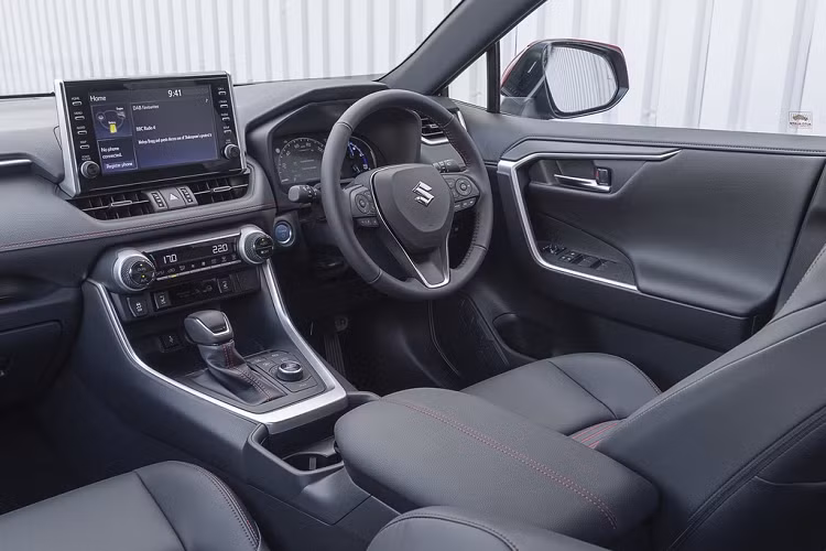 Nội thất của Suzuki Across gần như giống hệt Toyota RAV4, từ thiết kế vô-lăng, bảng đồng hồ tốc độ điện tử, cụm điều khiển trung tâm, màn hình cảm ứng cho đến cần số đều được Suzuki giữ nguyên từ mẫu xe đồng hương.