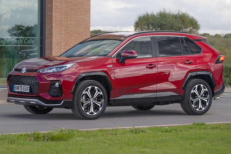 So với Toyota RAV4, Suzuki Across thế hệ mới có tổng thể nội/ngoại thất gần như tương đồng. Suzuki đã thực hiện tinh chỉnh một vài chi tiết thiết kế như lưới tản nhiệt, cản trước, hốc đèn sương mù, tạo hình la-zăng 19 inch và sử dụng logo chữ S để tạo nên chiếc Across.