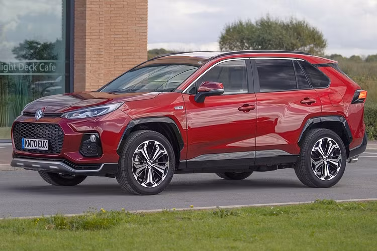 So với Toyota RAV4, Suzuki Across thế hệ mới có tổng thể nội/ngoại thất gần như tương đồng. Suzuki đã thực hiện tinh chỉnh một vài chi tiết thiết kế như lưới tản nhiệt, cản trước, hốc đèn sương mù, tạo hình la-zăng 19 inch và sử dụng logo chữ S để tạo nên chiếc Across.