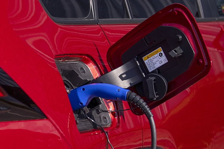 Với cụm pin lithium-ion dung lượng 18,1 kWh, Suzuki Across PHEV có khả năng chạy thuần điện khoảng 75 km, nhỉnh hơn các mẫu xe PHEV cùng phân khúc.