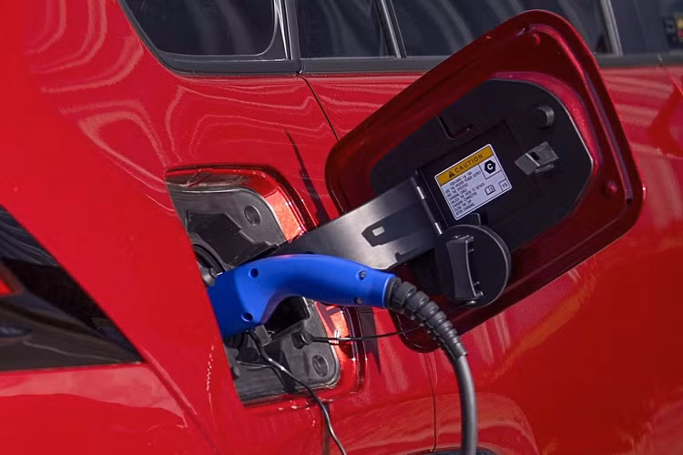 Với cụm pin lithium-ion dung lượng 18,1 kWh, Suzuki Across PHEV có khả năng chạy thuần điện khoảng 75 km, nhỉnh hơn các mẫu xe PHEV cùng phân khúc.