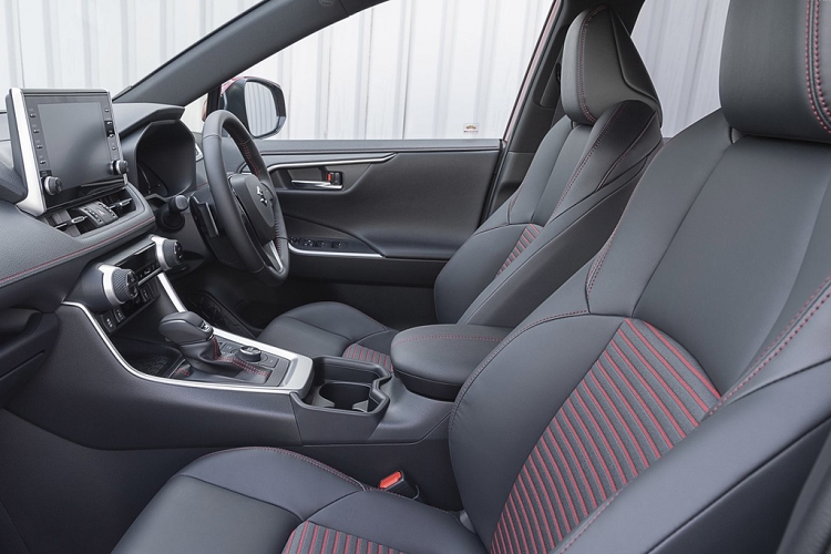 Ghế ngồi của Across PHEV được bọc da và khâu chỉ đỏ. Không gian hành khách ở mức tốt khi RAV4 vốn là mẫu xe gầm cao rộng rãi dành cho gia đình.