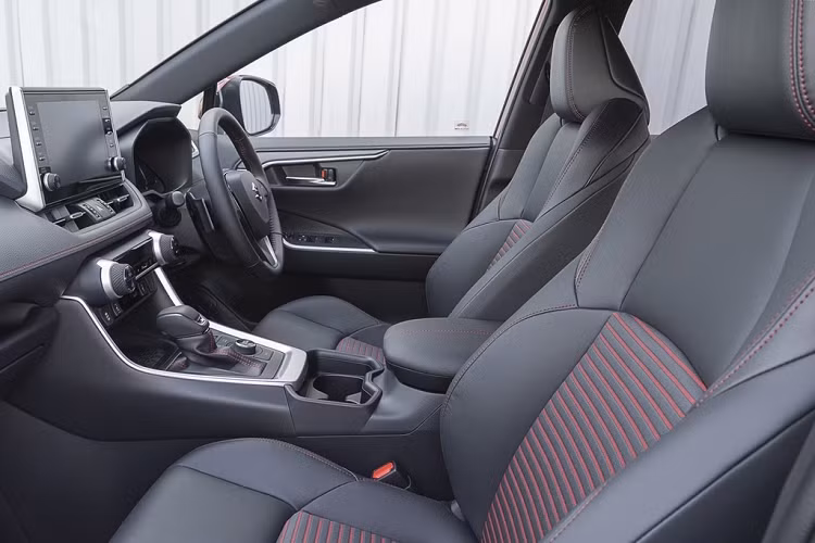 Ghế ngồi của Across PHEV được bọc da và khâu chỉ đỏ. Không gian hành khách ở mức tốt khi RAV4 vốn là mẫu xe gầm cao rộng rãi dành cho gia đình.