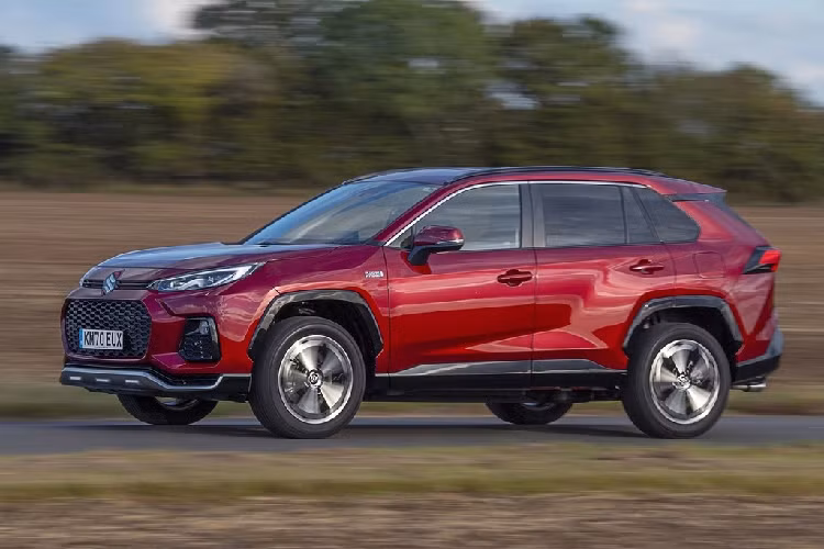 Về mặt an toàn, Across được chia sẻ một vài tính năng trợ lái từ RAV4. Đó là cảnh báo va chạm phía trước, hỗ trợ giữ làn đường và kiểm soát hành trình thích ứng.