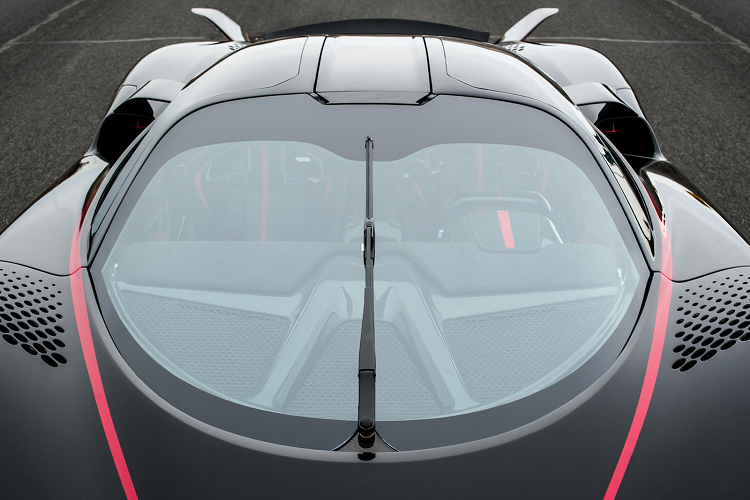 Bên dưới thân xe bằng sợi carbon là khung gầm monocoque bằng sợi carbon nhẹ và rất chắc chắn. Nhờ sử dụng rộng rãi sợi carbon này, SSC Tautra có khối lượng khô chỉ 1.247kg. Kết hợp với đó chính là thiết kế phá cách, hiện đại vượt bậc đã làm nên một chiếc hypercar đẹp với sức mạnh khủng khiếp.