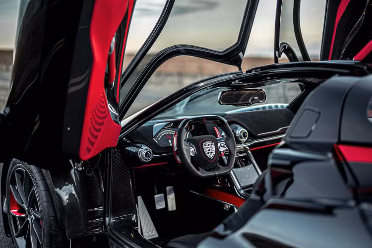 Siêu xe SSC Tuatara sử dụng động cơ V8 tăng áp kép, đặt giữa, sản sinh công suất 1.350 mã lực với nhiên liệu 91 octan. Trên nhiên liệu E85, công suất có thể tăng lênmức tối đa 1.750 mã lực. V8 của SSC được kết hợp với hộp số tự động bảy tốc độ có thể thay đổi trong vòng chưa đến 100 mili giây khi sử dụng trong chế độ Track mode.