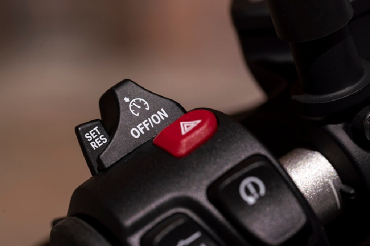 Một số tùy chọn người lái có thể nâng cấp như gói Comfort Package, bao gồm hệ thống chuyển đổi chế độ lái Riding Modes Pro, chức năng kiểm soát hành trình Cruise Control và ghi đông có sưởi.