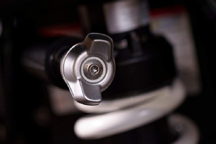 Một số tính năng tiêu chuẩn khác bao gồm hệ thống treo WAD với hành trình phuộc phụ thuộc vào sự điều khiển của người lái thông qua phím xoay trên ghi đông. Ngoài ra, chế độ lái Rain và Road cũng được trang bị tiêu chuẩn theo xe.