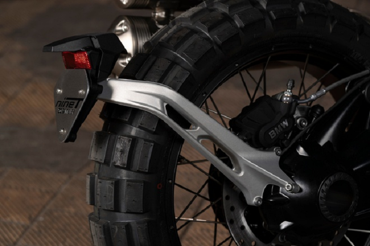 Ngay cả trên phiên bản tiêu chuẩn, BMW R nineT thế hệ mới hiện đã được trang bị tính năng chống bó cứng phanh ABS Pro, kết hợp cùng hệ thống kiểm soát phanh khẩn cấp DBC (Dynamic Brake Control). Điều này làm tăng độ an toàn cho xe khi người lái phanh gấp ở nhiều điều kiện đường hoặc độ nghiêng xe khác nhau.