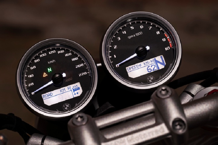 Bảng đồng hồ dạng tròn trên R nineT giờ đây có thiết kế mới với logo BMW cũng như đèn xinhan sẽ "ẩn mình" khi chưa được kích hoạt. Hệ thống đèn pha và đèn xinhan sử dụng công nghệ LED cùng cổng sạc USB cũng là một số tính năng tiêu chuẩn của R nineT 2021.