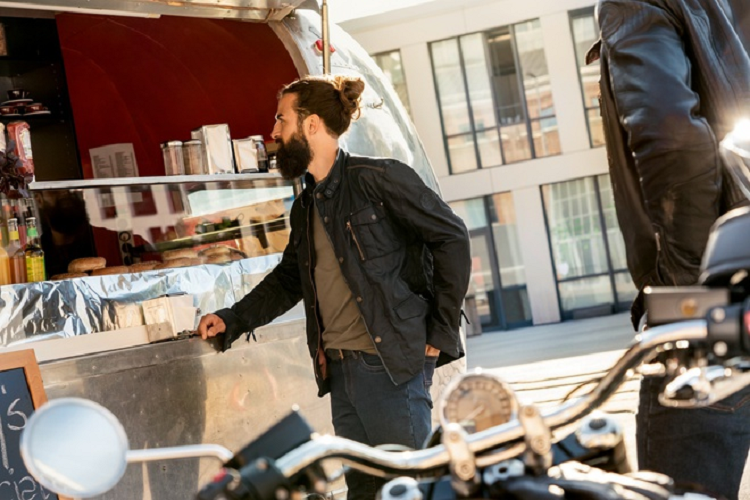 Nhiều chi tiết trên xe sử dụng 2 tông màu chủ đạo là Đen/Vàng cùng logo GS như chắn gió, yên xe, bình xăng, bảo vệ tay côn tay thắng… Logo "40 Years GS" được in nổi ngay trên bình xăng với tông màu tương tự. Ngoài ra, BMW Motorrad còn cung cấp thêm nhiều lựa chọn phụ kiện thời trang cho người lái như nón bảo hiểm fullface Motorrad Grand Racer, nón 3/4 Motorrad Bowler với tông màu retro, trang phục biker RoadCrafted được làm từ những chất liệu cao cấp.