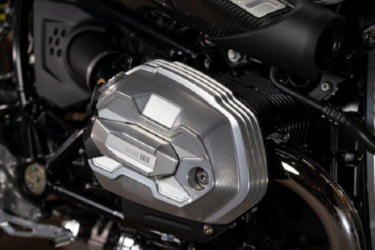 Với các phiên bản R nineT vừa mới ra mắt, khối động cơ boxer đã được tinh chỉnh về cả hiệu năng và ngoại hình, giúp xe đạt được tiêu chuẩn khí thải EU-5. Chi tiết hơn, khối động cơ này đạt công suất tối đa 109 mã lực tại vòng tua 7.250 vòng/phút, giảm khoảng 1 mã lực so với phiên bản trước. Tuy nhiên, mô men xoắn vẫn được giữ ở mức tối đa 116 Nm tại vòng tua 6.000 vòng/phút. Các kỹ sư cũng thay đổi một số chi tiết bên trong lòng xilanh, giúp quá trình đốt cháy nhiên liệu hiệu quả hơn, cho phép sản sinh lực kéo cao hơn so với thế hệ động cơ trước.