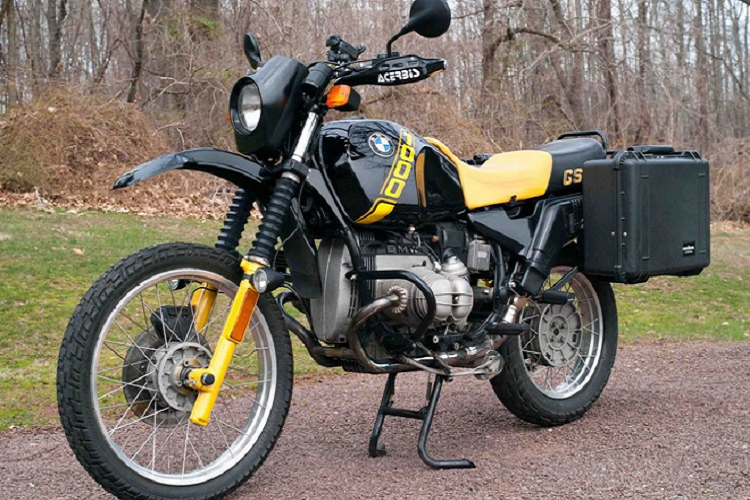 Trong khi đó, tùy chọn quen thuộc "Option 719" cho phép khách hàng có thể nâng cấp các trang bị độc đáo, giúp thể hiện cái tôi của chủ nhân chiếc xe. Các tùy chọn này được sản xuất bởi bộ phận BMW Motorrad Accessories, bao gồm mâm xe, vuốt chắn bùn sau, biển số nằm lệch ở bánh sau, thiết kế đuôi sau dạng tracker… Ngoài ra, khách hàng có thể lựa chọn thêm nhiều màu sơn ngoại thất cho cả 4 phiên bản.