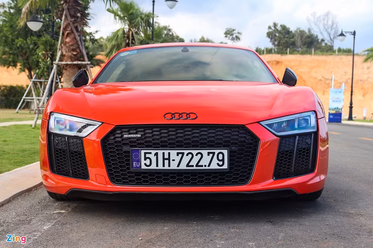Một mẫu xe thể thao màu đỏ khác là chiếc Audi R8 V10 Plus cũng có mặt tại Phan Thiết vào sáng 3/10. Dù không nổi bật như Ferrari, không có kiểu dáng ấn tượng như Lamborghini, Audi R8 vẫn là dòng xe thể thao được những người chơi xe ưa chuộng. Doanh nhân Nguyễn Quốc Cường từng đánh giá Audi R8 là mẫu xe bền bỉ và có cảm giác lái phấn khích.